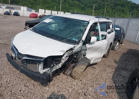 2020 Toyota Sienna Le z USA, uszkodzony, nr VIN 5TDJZ3DC6LS237433